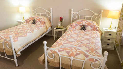 Rezare House Bed & Breakfast - Foster Accommodation 7