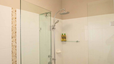 Rezare House Bed & Breakfast - Foster Accommodation 24