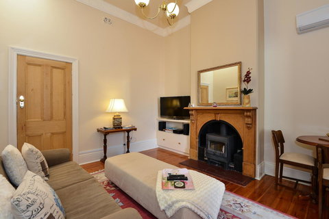 Trafalgar Premium Vintage Suites - Foster Accommodation 3