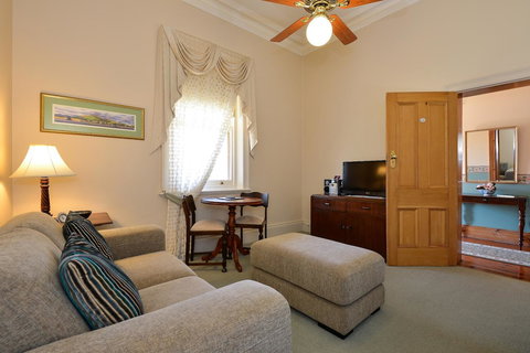 Trafalgar Premium Vintage Suites - Foster Accommodation 8