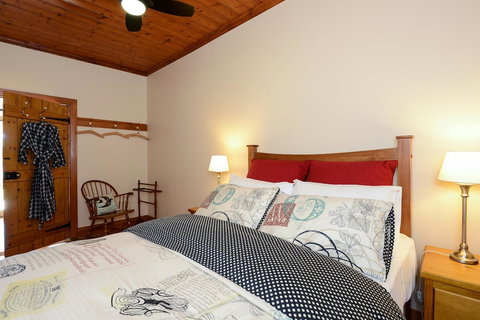 Trafalgar Premium Vintage Suites - Foster Accommodation 23