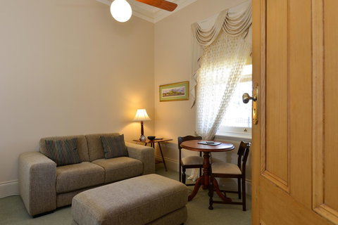 Trafalgar Premium Vintage Suites - Foster Accommodation 25