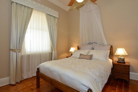 Trafalgar Premium Vintage Suites - Foster Accommodation 7