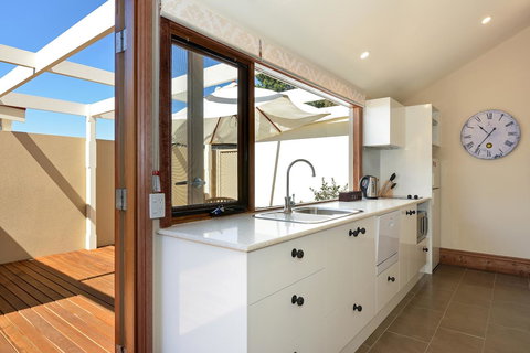 Trafalgar Premium Vintage Suites - Foster Accommodation 12