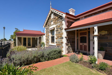 Trafalgar Premium Vintage Suites - Foster Accommodation 1