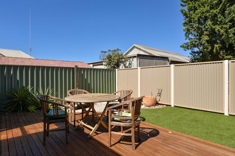 Trafalgar Premium Vintage Suites - Foster Accommodation 11