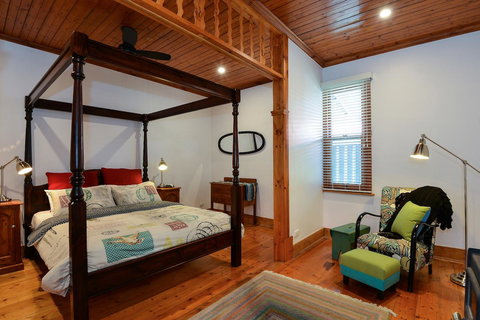 Trafalgar Premium Vintage Suites - Foster Accommodation 10