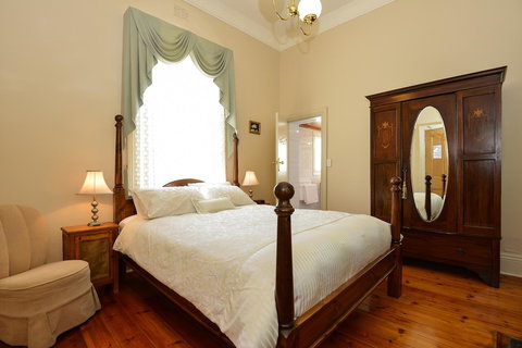 Trafalgar Premium Vintage Suites - Foster Accommodation 6