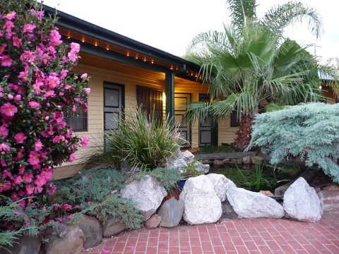 Ten Dollar Town Motel - Foster Accommodation 3