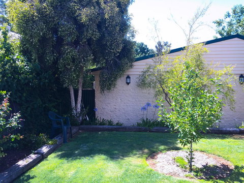 Ten Dollar Town Motel - Foster Accommodation 22