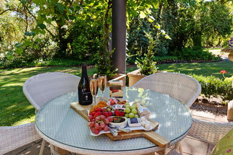 Adelaide Hills Retreats - Foster Accommodation 14