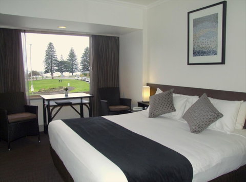 Nightcap At Hotel Victor - Foster Accommodation 17