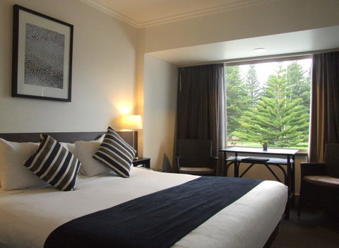 Nightcap At Hotel Victor - Foster Accommodation 14