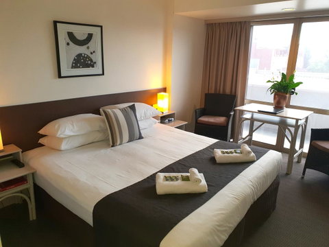Nightcap At Hotel Victor - Foster Accommodation 7