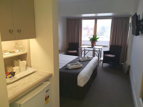 Nightcap At Hotel Victor - Foster Accommodation 6