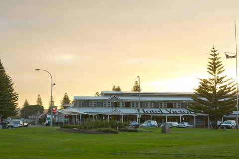 Nightcap At Hotel Victor - Foster Accommodation 0