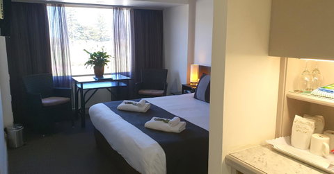 Nightcap At Hotel Victor - Foster Accommodation 1