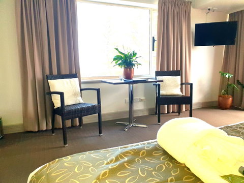 Nightcap At Hotel Victor - Foster Accommodation 10