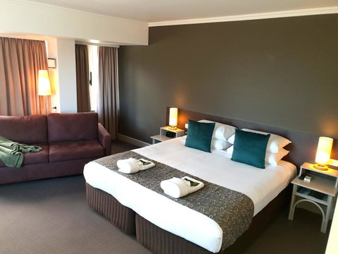 Nightcap At Hotel Victor - Foster Accommodation 11