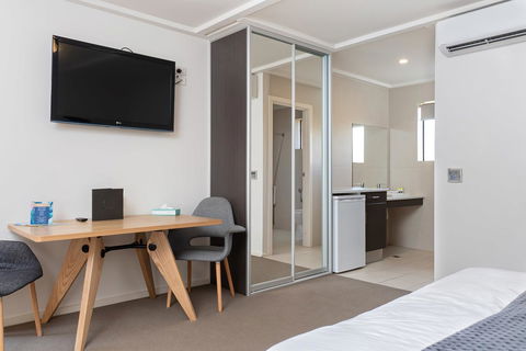 Mick O\'Sheas - Foster Accommodation 1