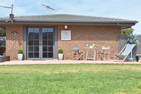 Beach Life Retreat - Foster Accommodation 5