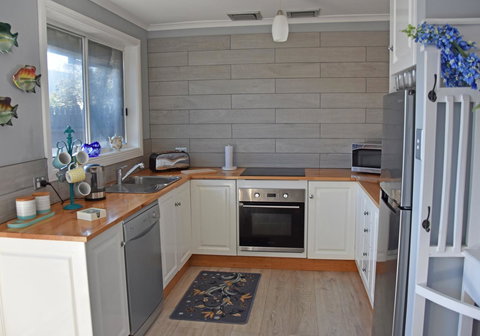 Beach Life Retreat - Foster Accommodation 10