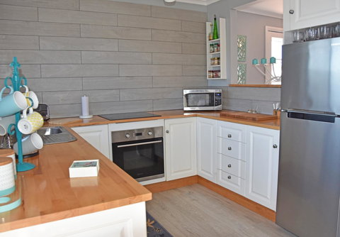 Beach Life Retreat - Foster Accommodation 9