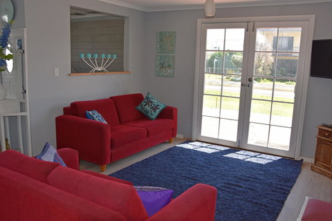 Beach Life Retreat - Foster Accommodation 2