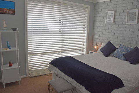 Beach Life Retreat - Foster Accommodation 8