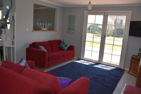 Beach Life Retreat - Foster Accommodation 1