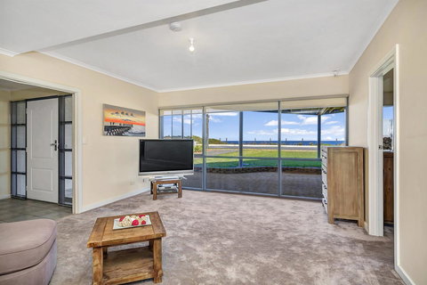 Sail Away - Foster Accommodation 12