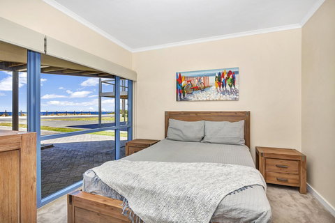 Sail Away - Foster Accommodation 8