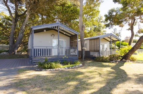 Lakeside Tourist Park - Foster Accommodation 2