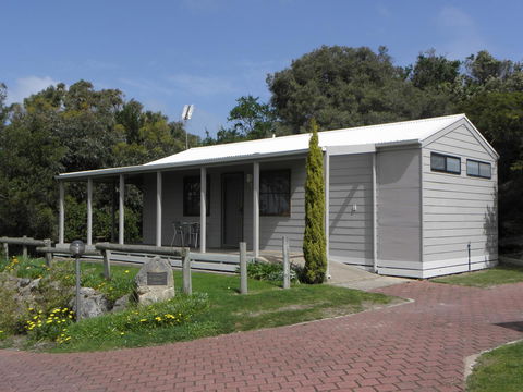 Lakeside Tourist Park - Foster Accommodation 1