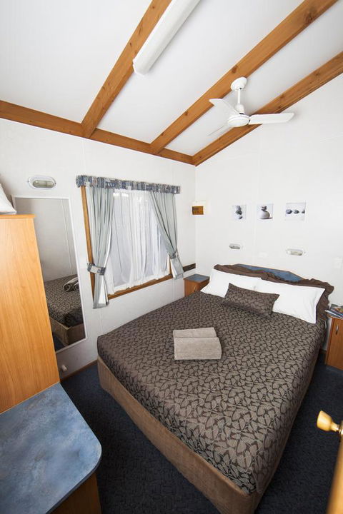 Lakeside Tourist Park - Foster Accommodation 15