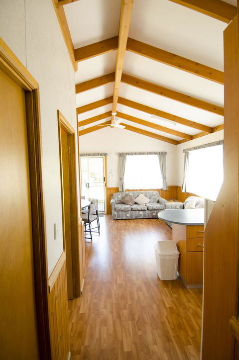 Lakeside Tourist Park - Foster Accommodation 5