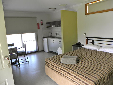 Lakeside Tourist Park - Foster Accommodation 9