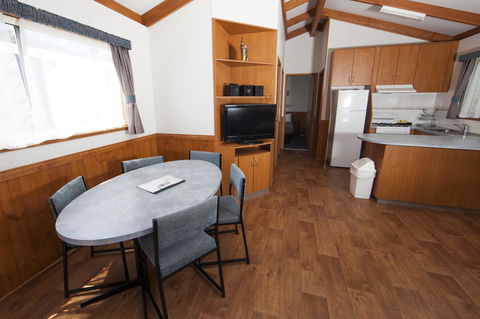 Lakeside Tourist Park - Foster Accommodation 7