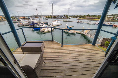 Marina Reflections - Foster Accommodation 11
