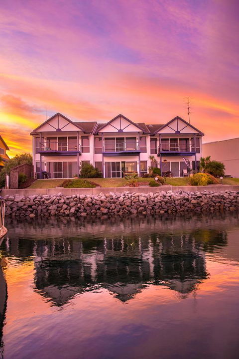 Marina Reflections - Foster Accommodation 10