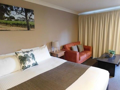 Alexander Cameron Suites - Foster Accommodation 11
