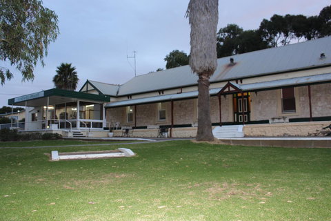 Island Motel Kingscote - Foster Accommodation 1