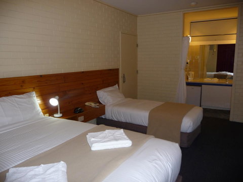 The Wine Vine Hotel - Foster Accommodation 2