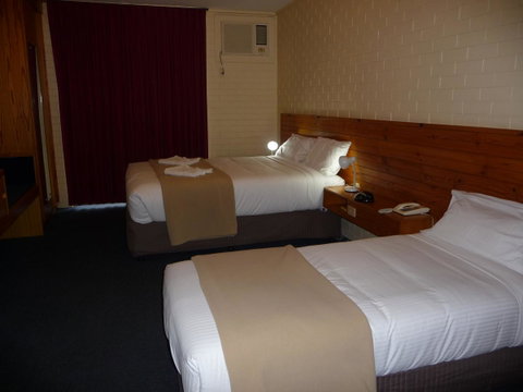 The Wine Vine Hotel - Foster Accommodation 3
