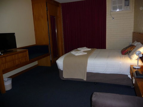 The Wine Vine Hotel - Foster Accommodation 4