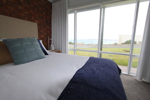 Southern Sands\' Beachfront Apartment - Foster Accommodation 12
