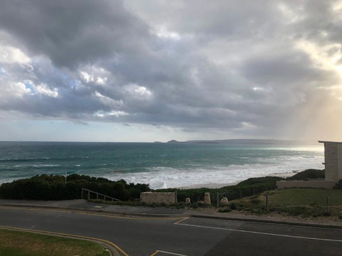 Southern Sands\' Beachfront Apartment - Foster Accommodation 17