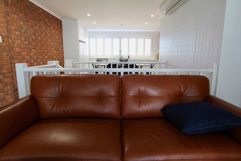 Southern Sands\' Beachfront Apartment - Foster Accommodation 6