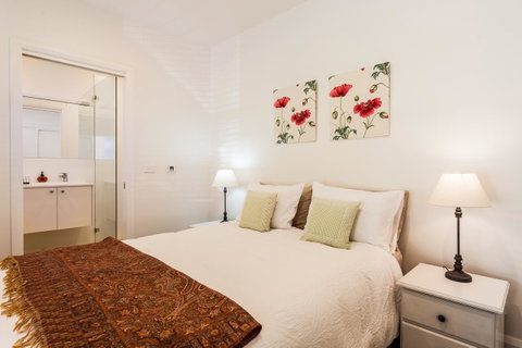 The Folly - Foster Accommodation 5