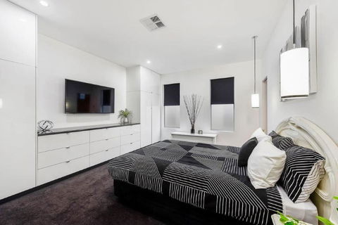 BENGALEE EXECUTIVE TOWNHOUSE- MODERN & STYLISH - Foster Accommodation 11